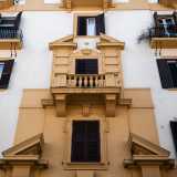 Impreziosiscono la facciata una serie di balconcini alcuni pi� semplici con ringhiere in ferro...